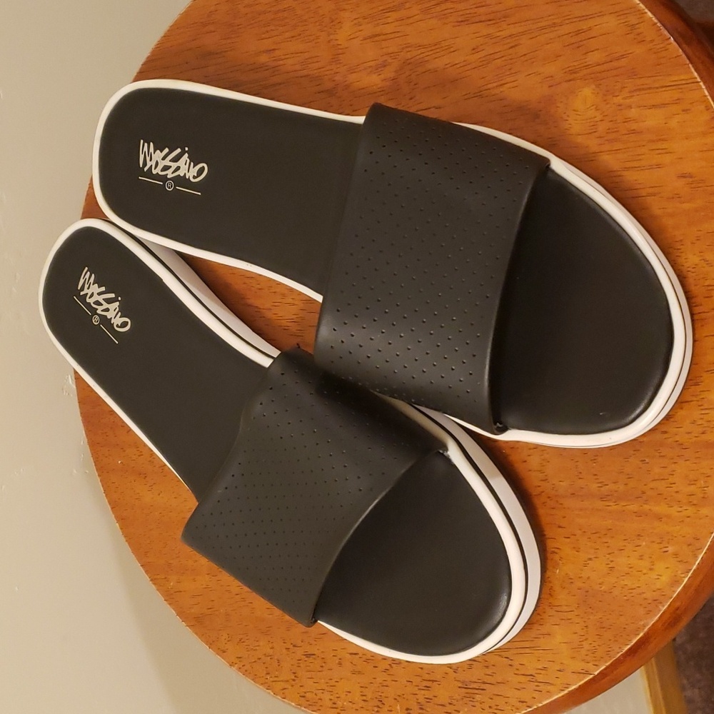NWOT Black Mossimo Sandals